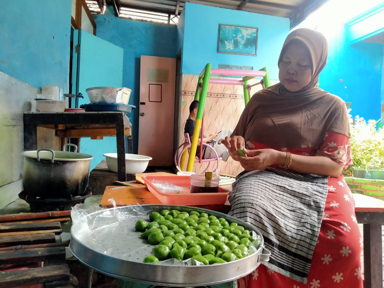 Proses pembuatan klepon Bulang, oleh salah satu warga Desa Bulang, Kecamatan Prambon Kabupaten Sidoarjo.