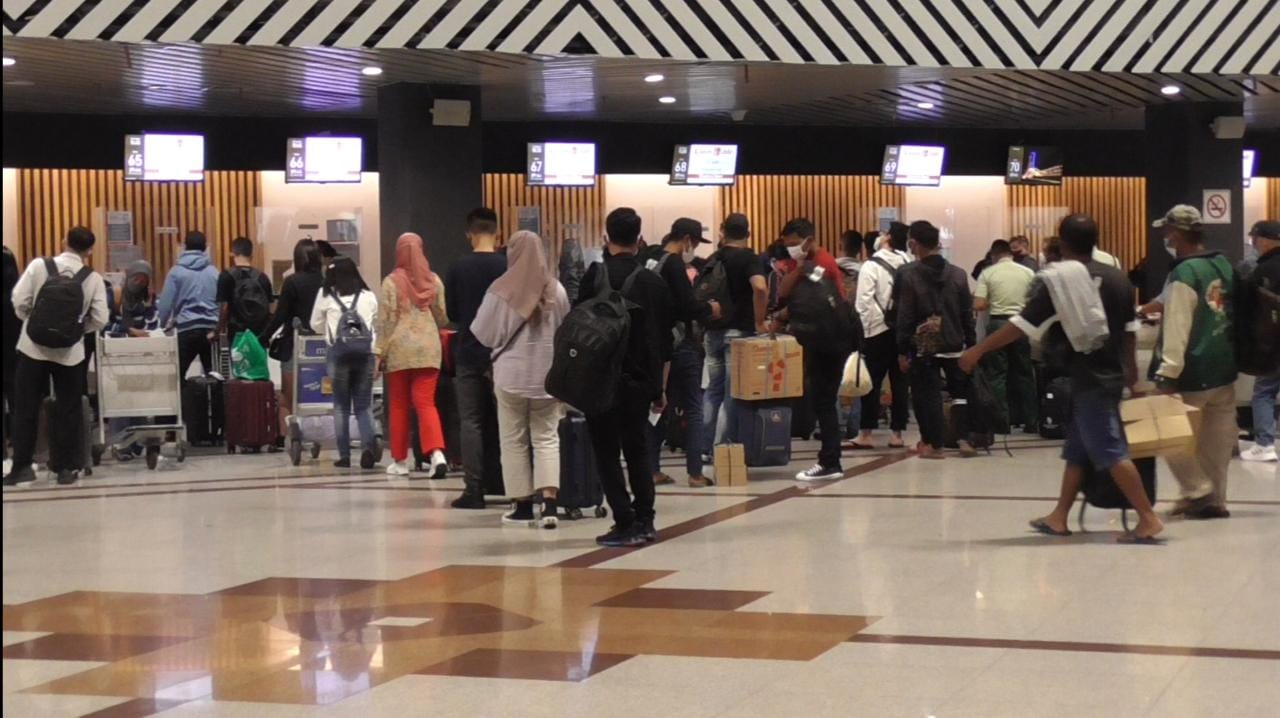 Suasana calon penumpang di Terminal Bandara Internasional Juanda