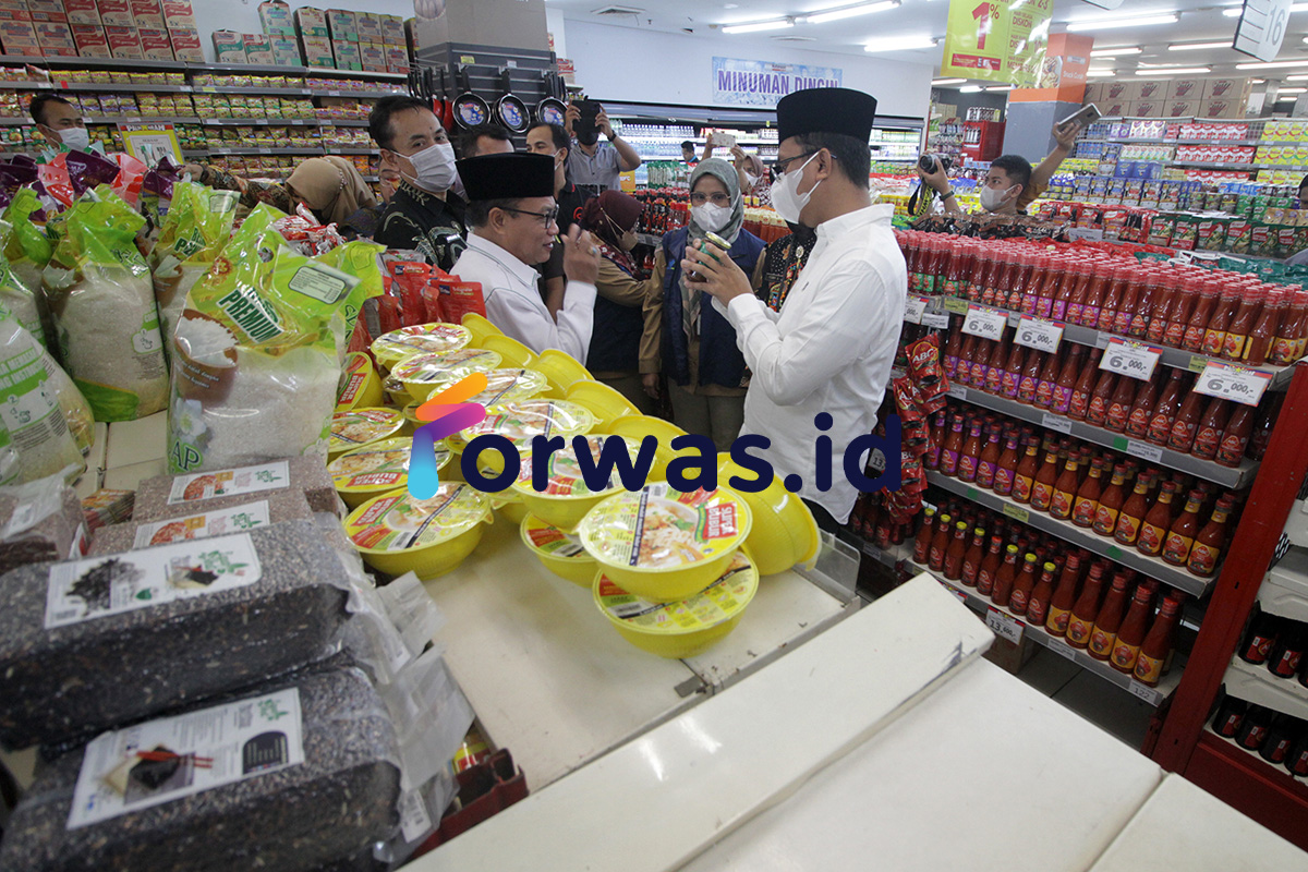 Mengantisipasi beredarnya makanan kadaluwarsa di saat jelang Hari Raya Idu Fitri, Bupati Sidoarjo Ahmad Muhdlor Ali (baju putih) memeriksa produk makanan saat sidak makanan dan minuman di pasar modern di Sidoarjo, Jawa Timur, Selasa (4/4/2023). Nurul/forwas.id